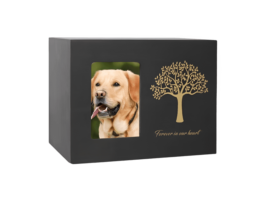 Zwarte houten urn met foto van labrador en gouden levensboom, tekst: forever in our heart