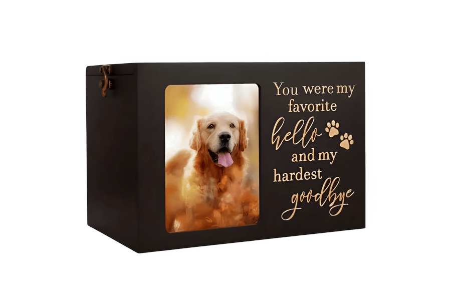 Zwarte houten urn met foto van een golden retriever en de tekst: 'You were my favorite hello and my