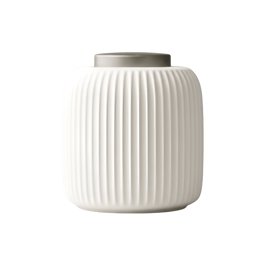Witte geribbelde keramische urn met een zilverkleurige deksel, ovale vorm