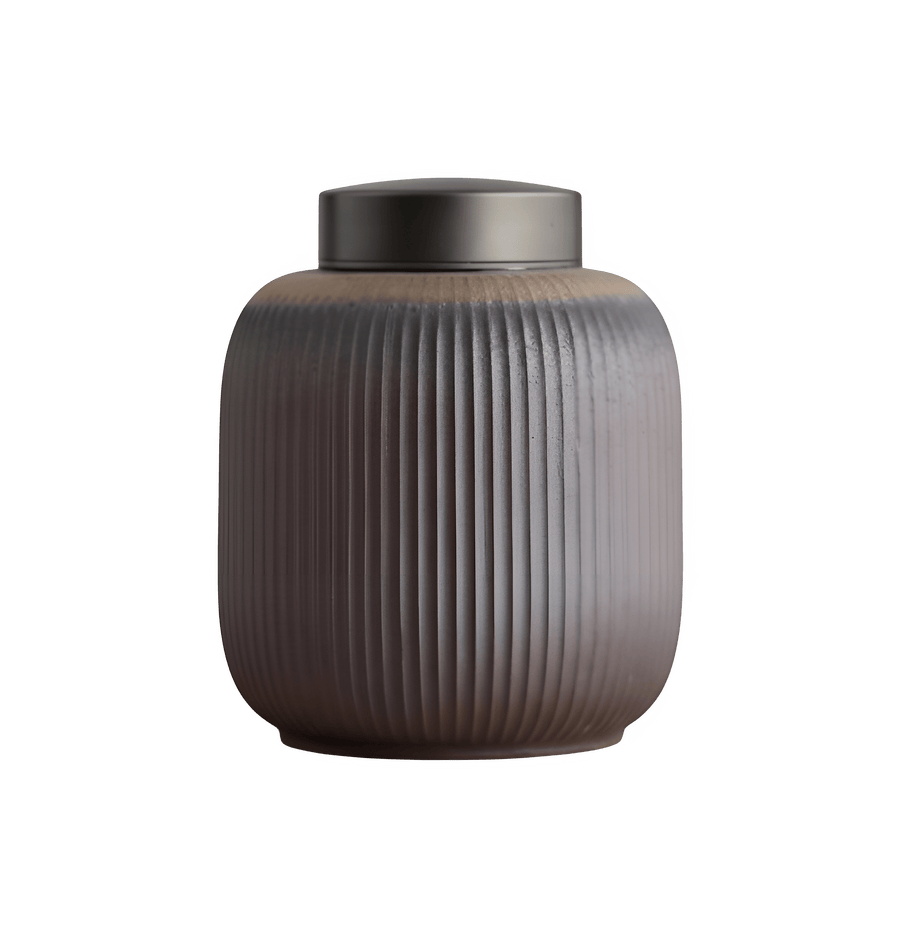 Keramische urn, bruin met verticale ribbels en een donkergrijze metalen deksel, ronde vorm