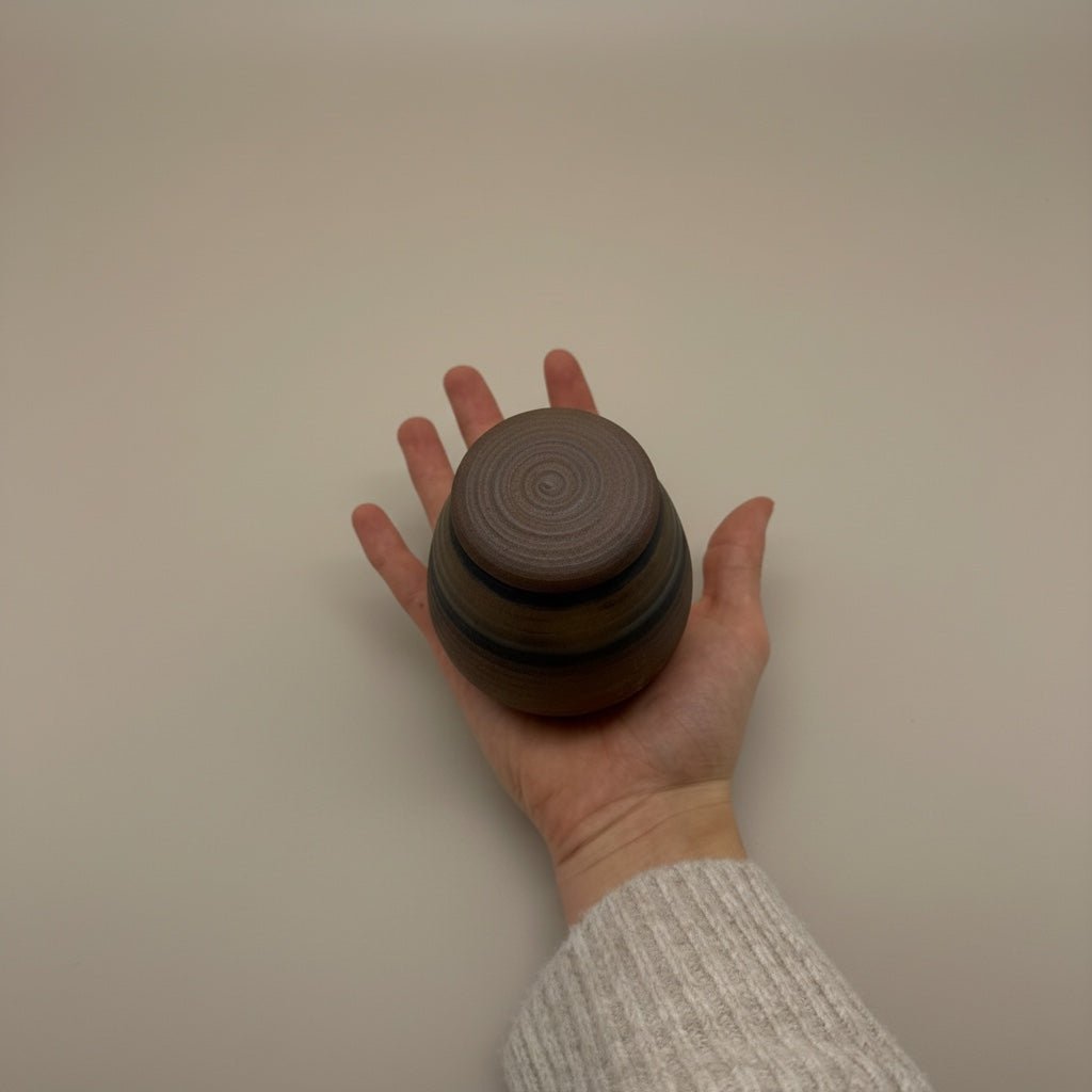 Bodhi mini urn, bruin met zwarte strepen, ronde vorm, keramiek