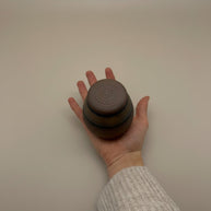 Bodhi mini urn, bruin met zwarte strepen, ronde vorm, keramiek