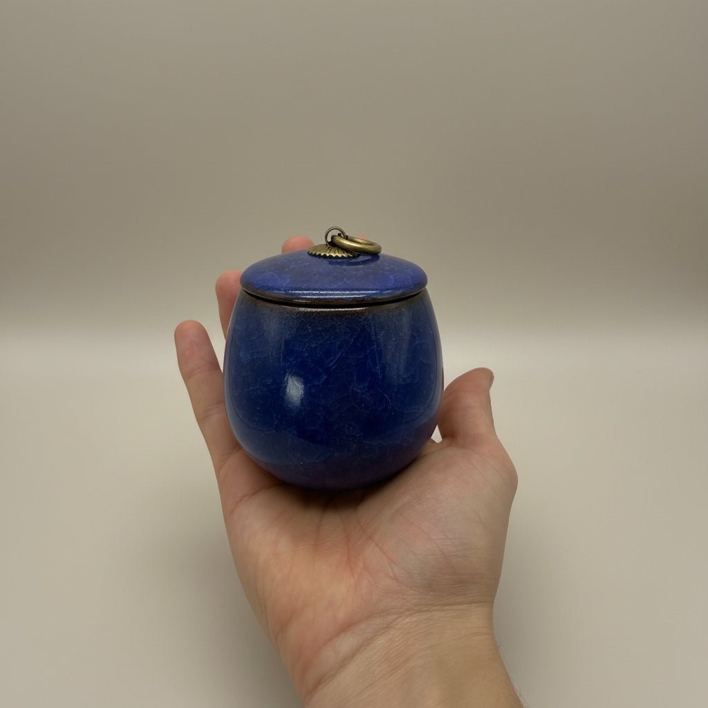 Celeste urn, donkerblauw, keramiek, ronde vorm, met bronzen ring op deksel