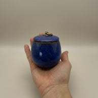 Celeste urn, donkerblauw, keramiek, ronde vorm, met bronzen ring op deksel