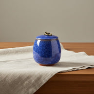 Donkerblauwe keramische urn met craquelé glazuur en bronzen ring, ronde vorm