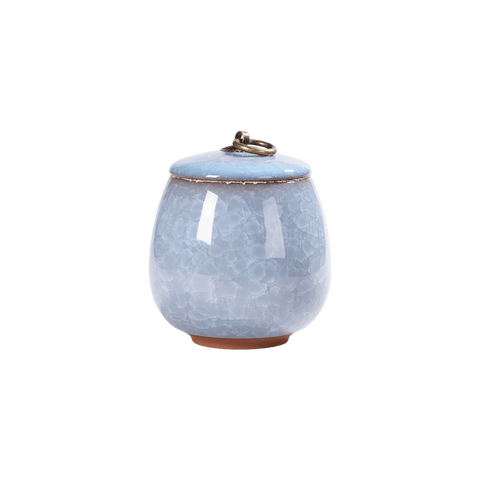 Celeste urn, hemelsblauwe keramische urn met craquelé-effect en bronzen ring op de deksel