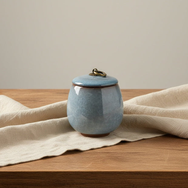 Hemelblauwe keramische urn met craquelé glazuur en bronzen ring, ronde vorm