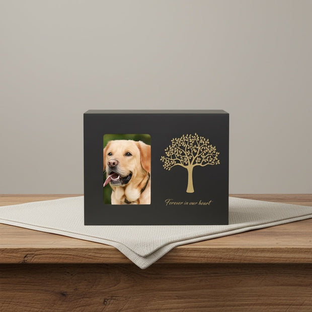 Zwarte houten urn met foto van een labrador, gouden boom en tekst 'Forever in our heart