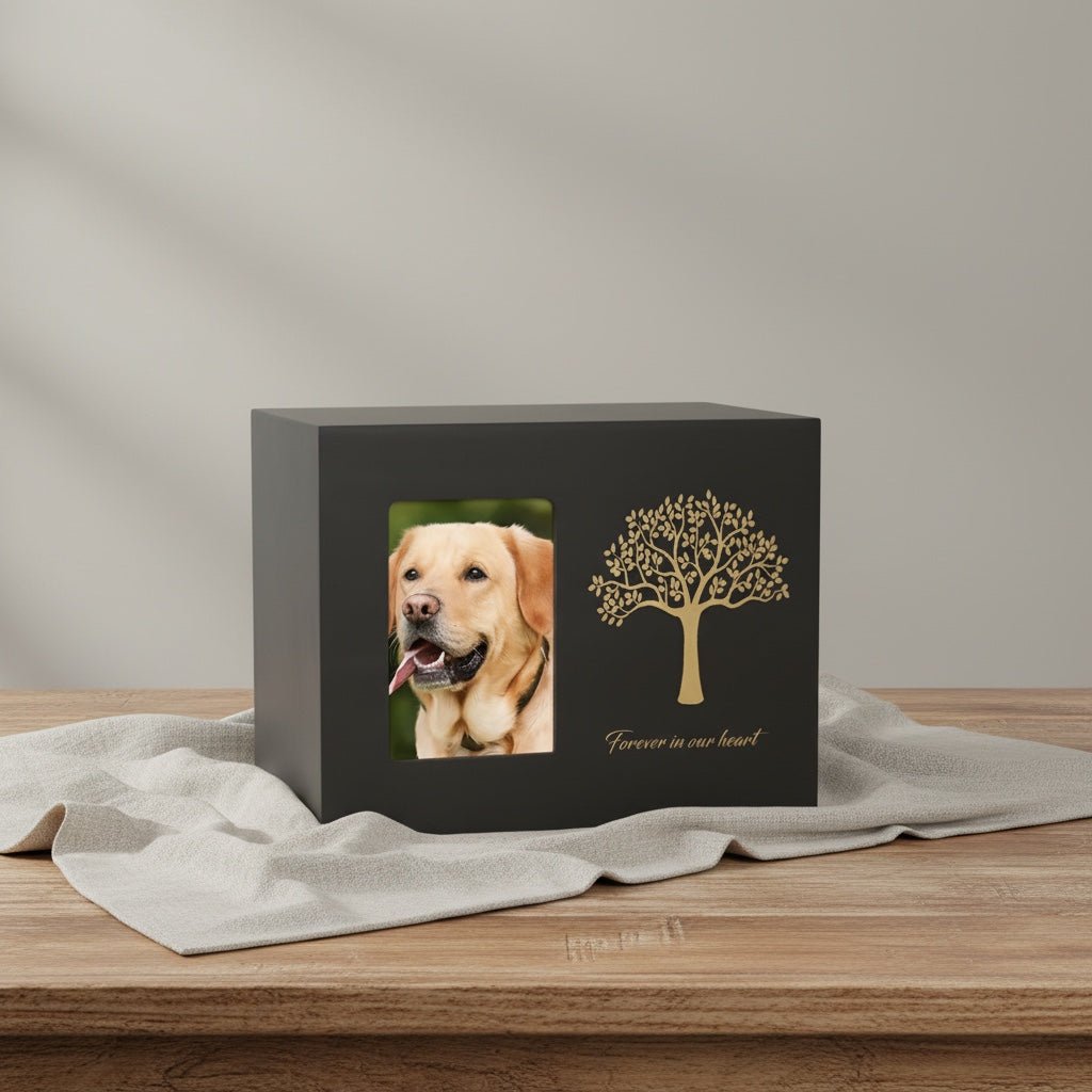 Zwarte houten urn met foto van hond en gouden levensboom, tekst 'Forever in our heart