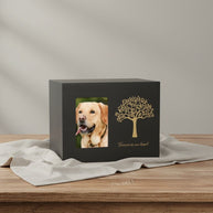 Zwarte houten urn met foto van hond en gouden levensboom, tekst 'Forever in our heart