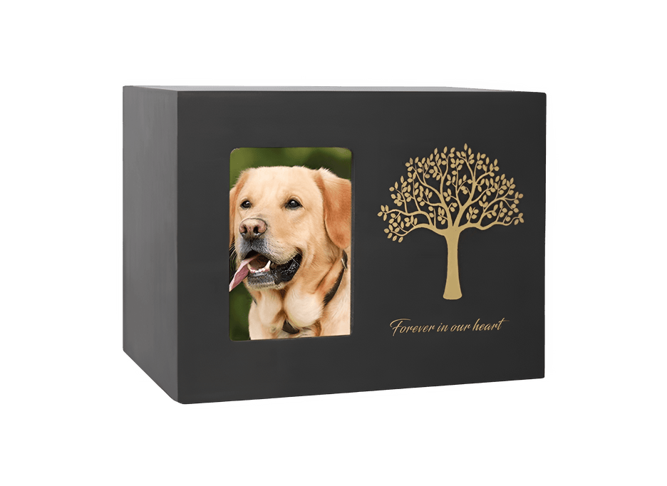 Zwarte houten urn met foto van labrador en gouden levensboom, tekst: forever in our heart