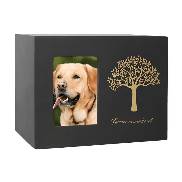 Zwarte houten urn met foto van labrador en gouden levensboom, tekst: forever in our heart