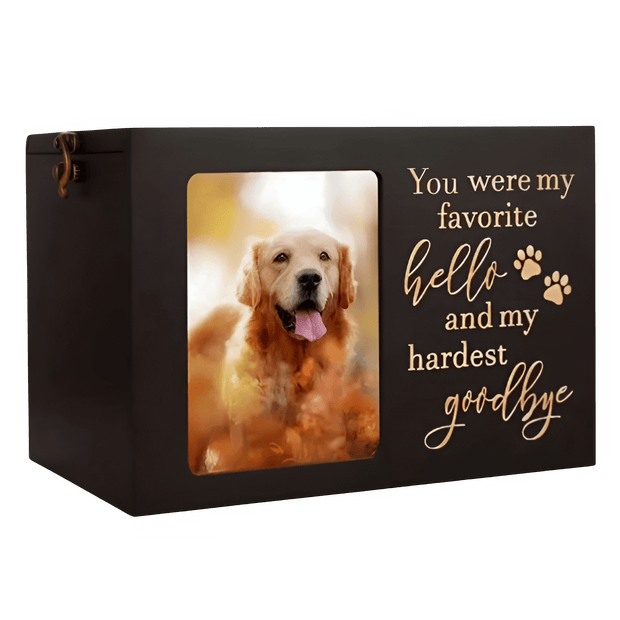 Zwarte houten urn met foto van een golden retriever en de tekst: 'You were my favorite hello and my 