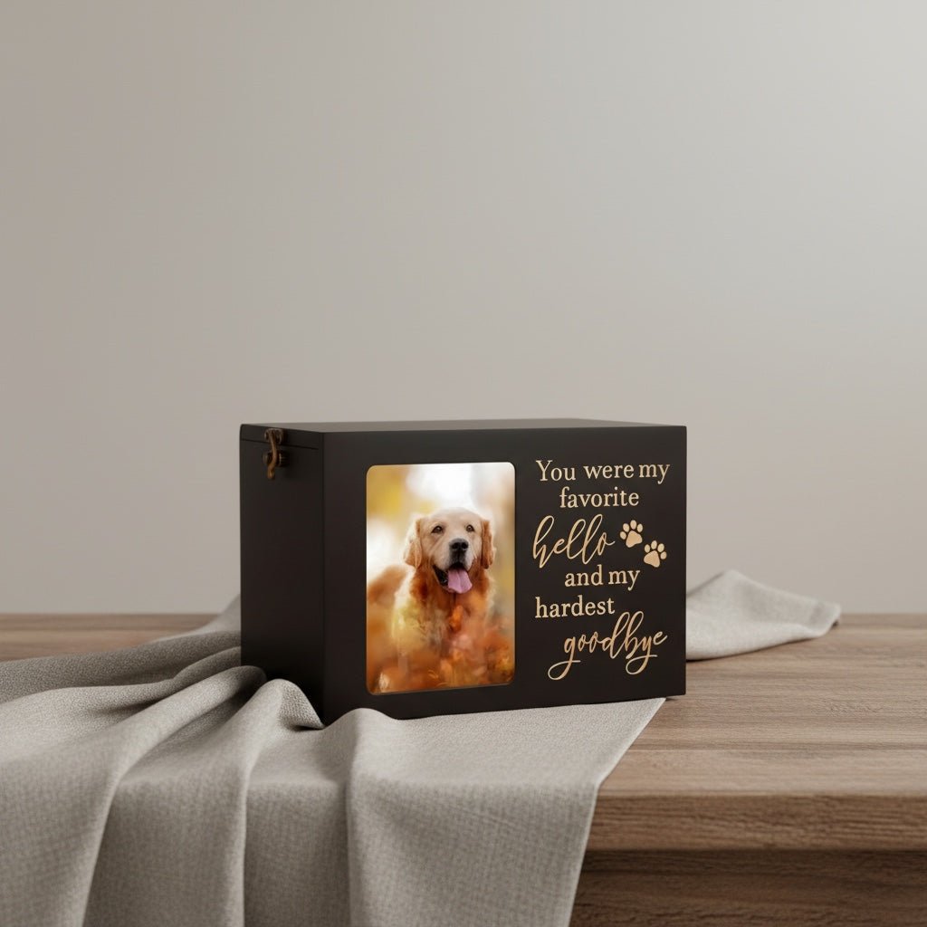 Zwarte houten urn met foto van een golden retriever en tekst 