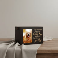 Zwarte houten urn met foto van een golden retriever en tekst 