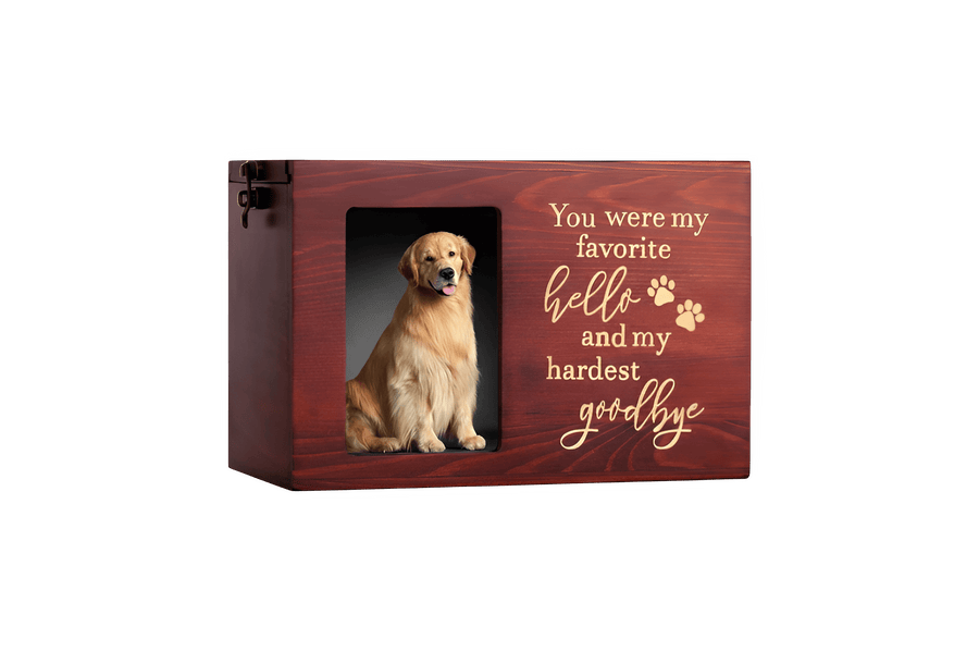 Houten urn met foto van een golden retriever en tekst: 'You were my favorite hello and my hardest go