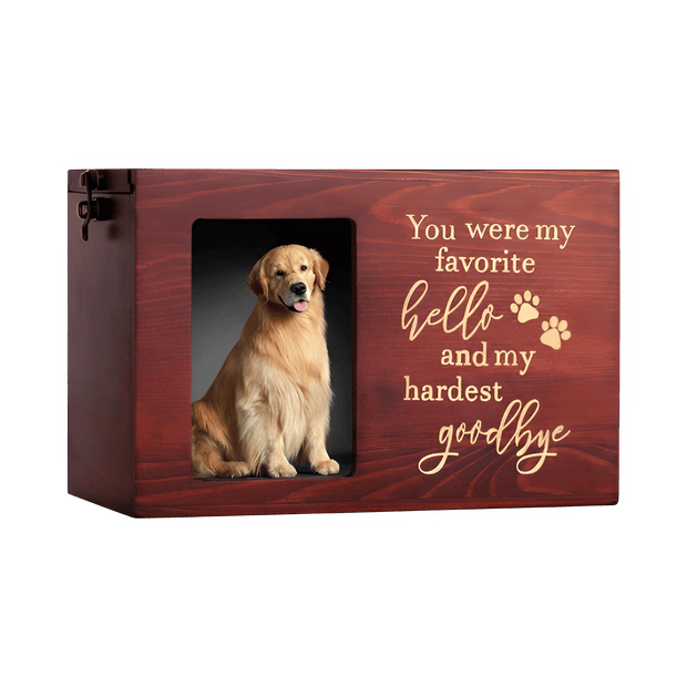 Houten urn met foto van een golden retriever en tekst: 'You were my favorite hello and my hardest go