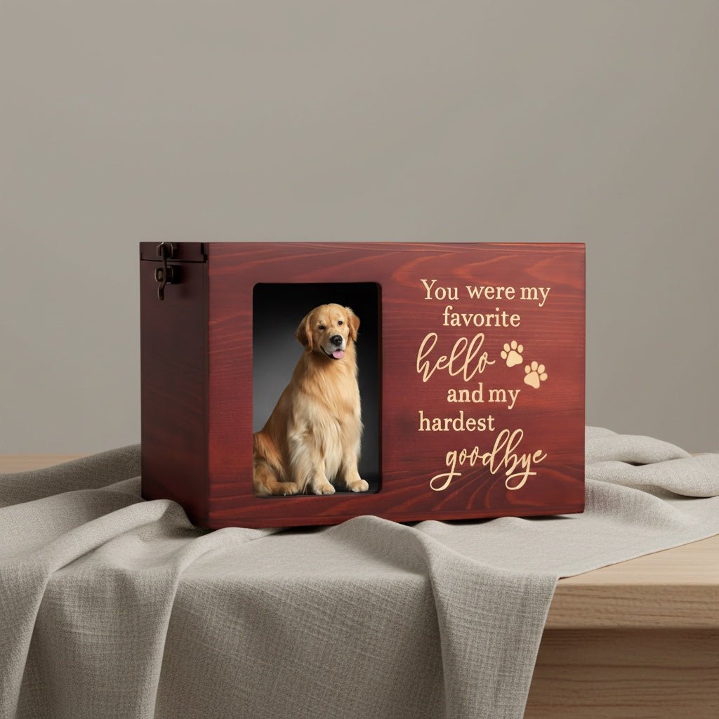 Houten rode urn met foto van een hond en de tekst 'You were my favorite hello and my hardest goodbye