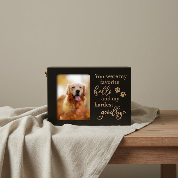 Zwarte houten urn met foto van een golden retriever en tekst 'You were my favorite hello and my hard