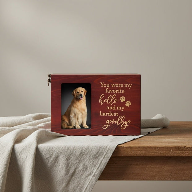 Ebonwood urn met foto van een golden retriever en de tekst 'You were my favorite hello and my hardes