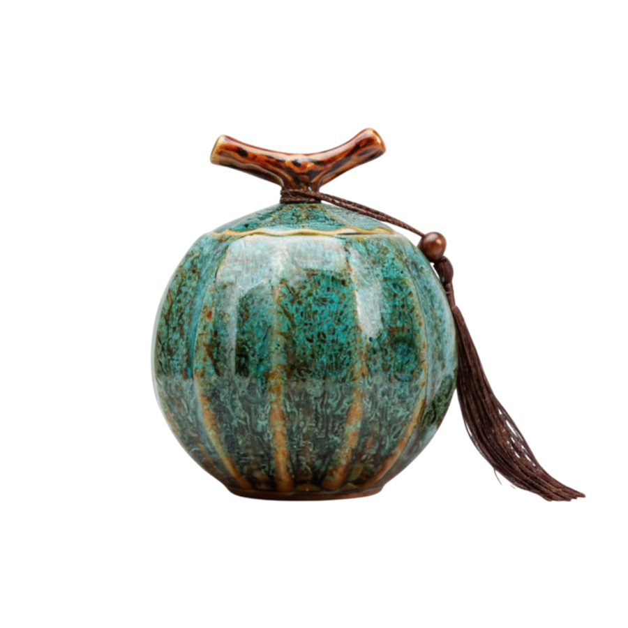 Keramische blauwgroene urn, pompoenvormig, met bruine kwast en takvormige dekselknop
