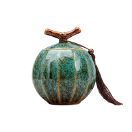 Keramische blauwgroene urn, pompoenvormig, met bruine kwast en takvormige dekselknop