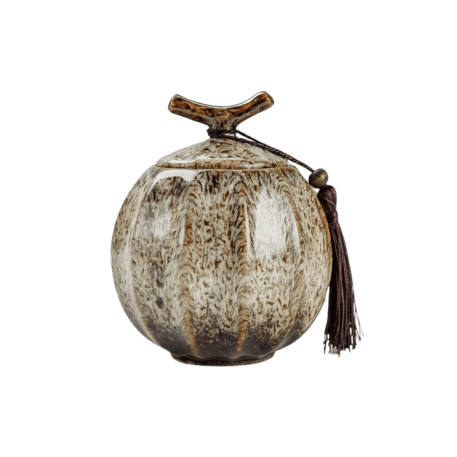 Bruine keramische urn, pompoenvormig met gevlekt glazuur en een bruine kwast