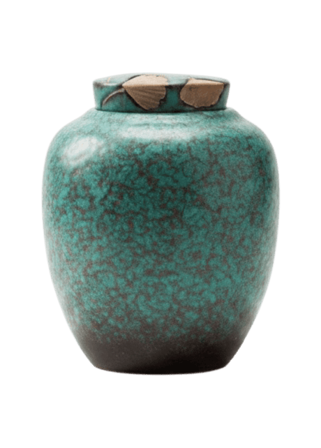 Een keramische urn met een buikige vorm en een gespikkelde, groenblauwe glazuur | Izu urn - 2200ML | Artic Urnen