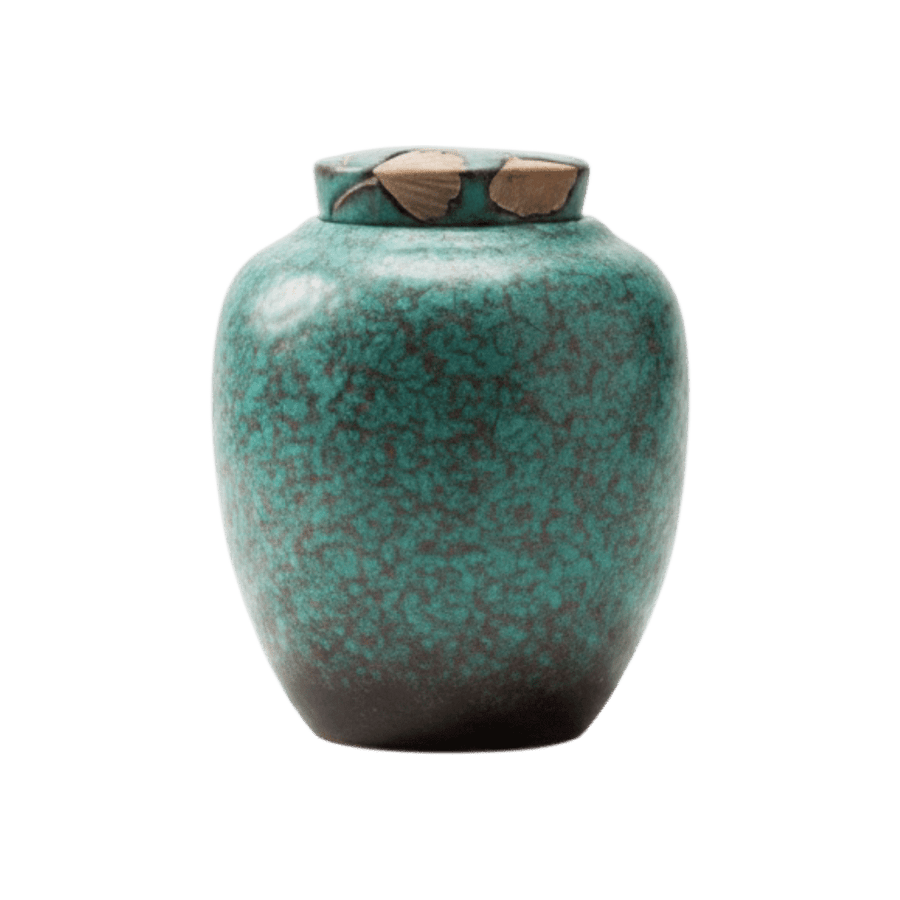 Een keramische urn met een buikige vorm en een gespikkelde, groenblauwe glazuur | Izu urn - 2200ML | Artic Urnen