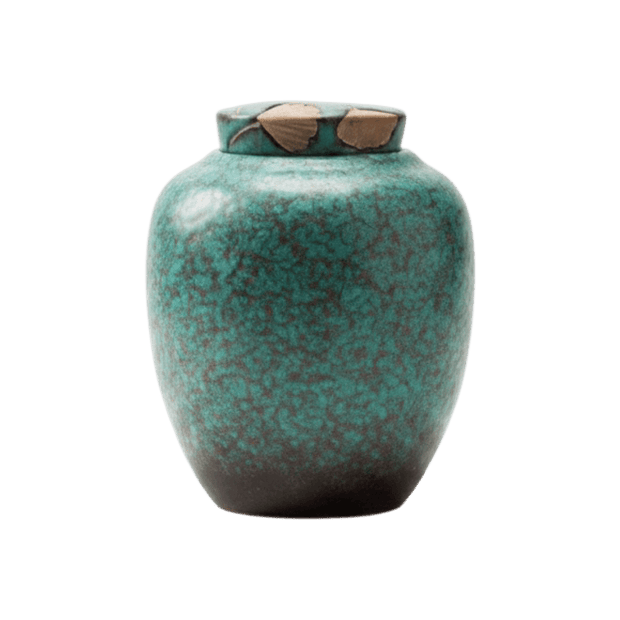 Een keramische urn met een buikige vorm en een gespikkelde, groenblauwe glazuur | Izu urn - 2200ML | Artic Urnen