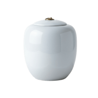 Witte glanzende keramische urn, ovale vorm, met een gouden ring op de deksel