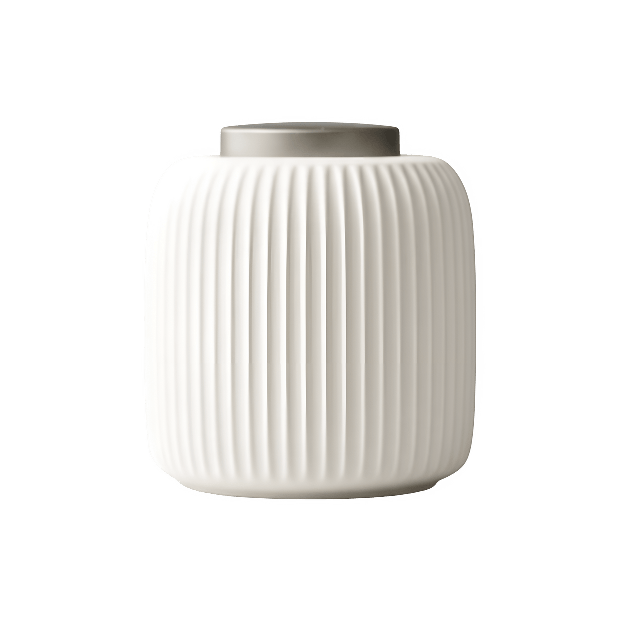 Witte geribbelde keramische urn met een zilverkleurige deksel, ovale vorm