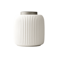 Witte geribbelde keramische urn met een zilverkleurige deksel, ovale vorm