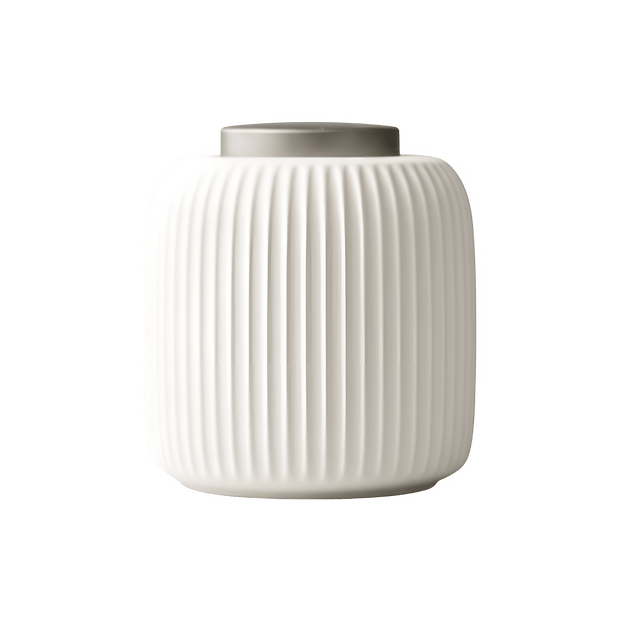 Witte geribbelde keramische urn met een zilverkleurige deksel, ovale vorm