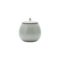Ronde lichtgrijze keramische urn met deksel, craquelé glazuur