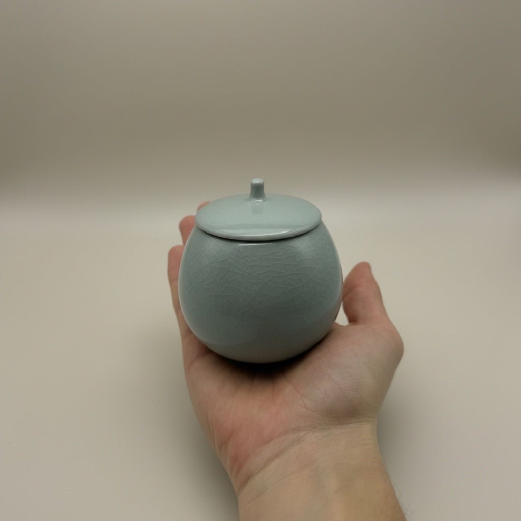 Lichtgrijze keramische Luna urn, ronde vorm met craquelé textuur, 250ML