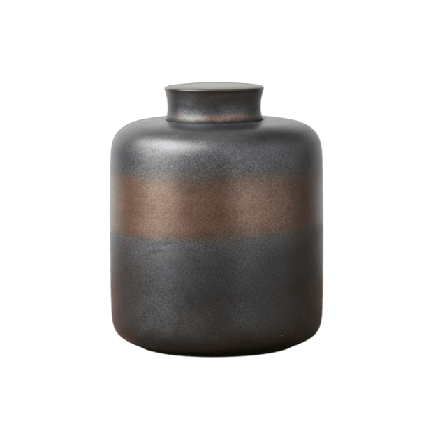 Cilindervormige donkergrijze urn met een brede koperkleurige band, glanzende afwerking