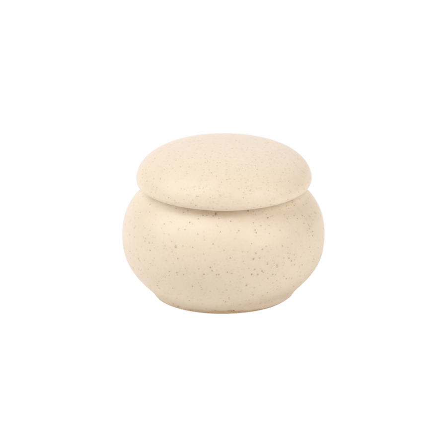 Ronde, crèmekleurige keramische urn met spikkels en een bolle deksel
