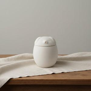 Witte keramische Shiba urn met slapend gezichtje, ovale vorm